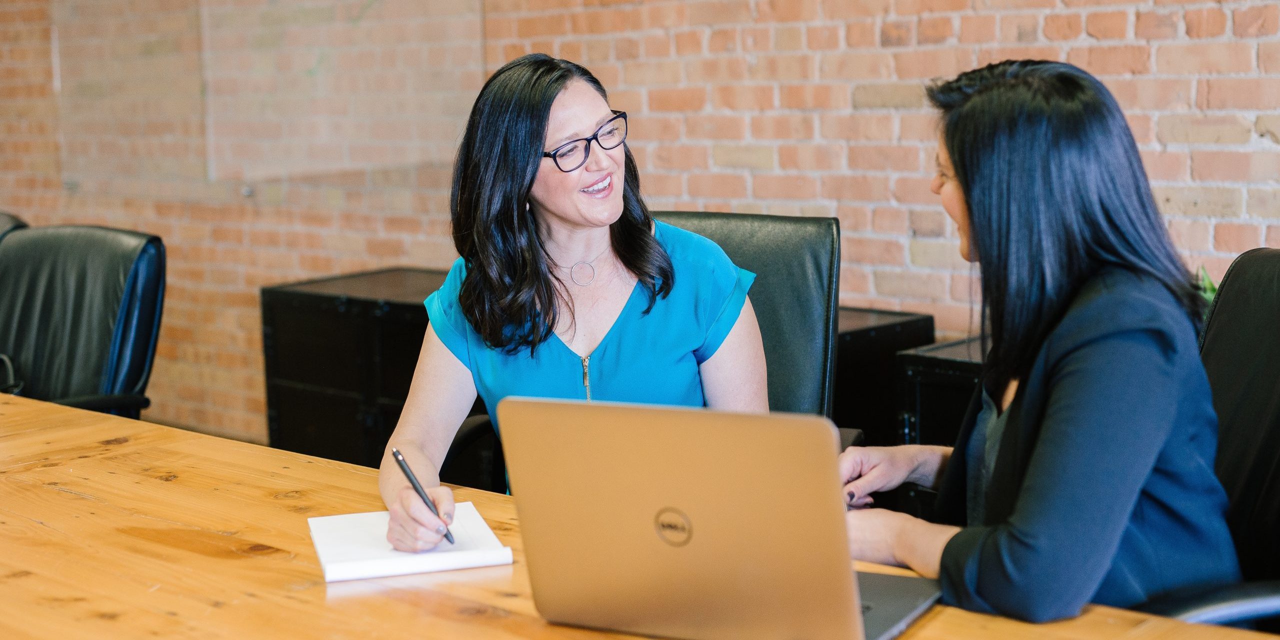 A student has a conversation with an advisor